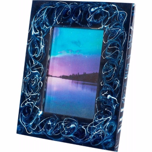 Picture of BLUE AND WHITE PICTURE FRAME